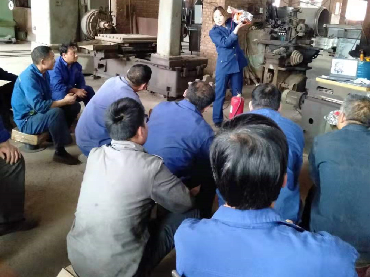 全民關(guān)注消防，生命安全至上——企業(yè)組織員工進行消防安全培訓